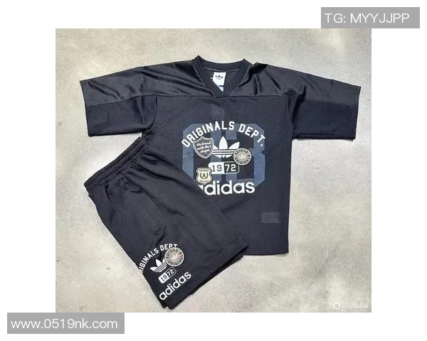 足球女生球衣的时尚潮流与运动性能完美结合，展现青春活力与个性魅力